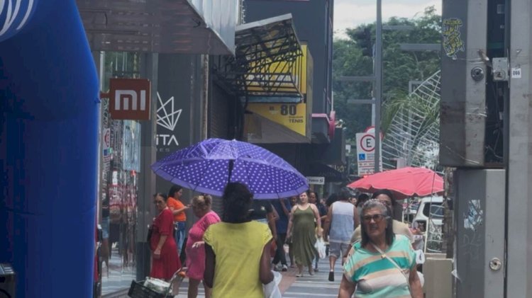 Centro tem movimento e fila na Black Friday, mas consumidor cauteloso prefere gastar pouco
